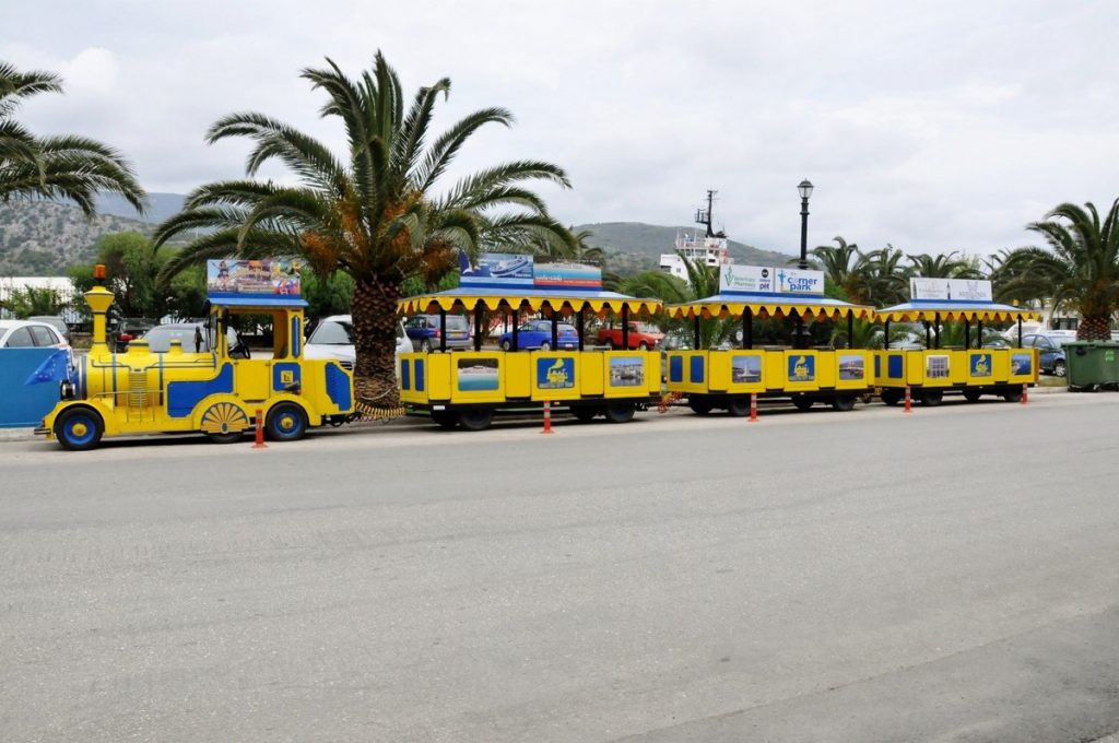 Możesz zwiedzić Argostoli ciuchcią, która przewozi turystów przez 20 minut płacąc za tą przyjemność 7 euro/osoby