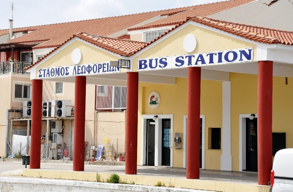 Główna stacja – KTEL do Patras i Aten. Oraz linia, która kursuje po półwyspie Paliki jeżdżąc od miasta do miasta, ale niezbyt często uczęszczana.